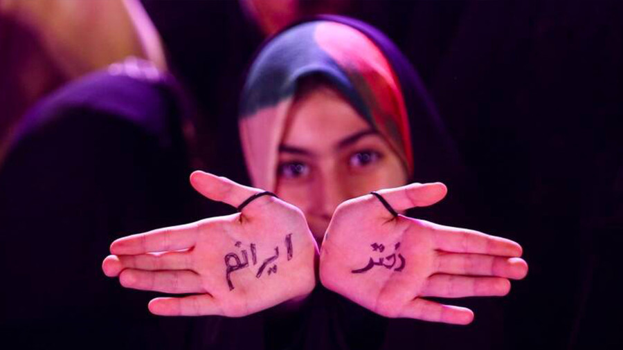 دشمن به دنبال از بین بردن وحدت و مسئولیت پذیری دختران ایرانی است