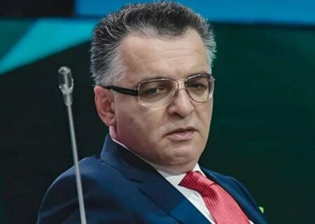 زنوزی ایران را ترک کرد