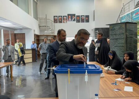 وزیر فرهنگ رای خود را به صندوق انداخت