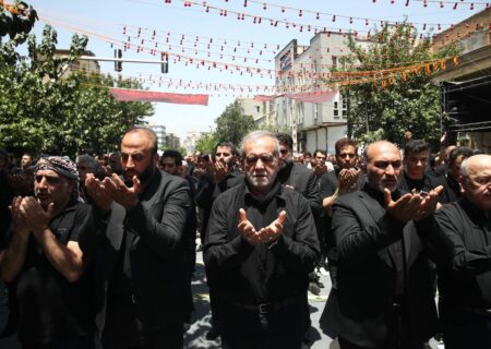 حضور رئیس جمهور منتخب در نماز ظهر عاشورا در خیابان جمهوری تهران