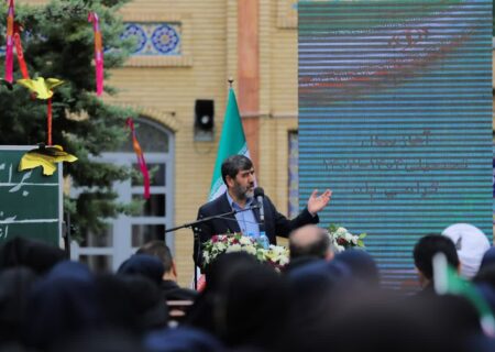 آینده ایران در قلب و ذهن دانش آموزان در حال شکل گیری است