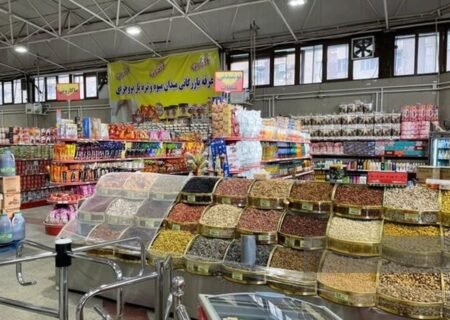  قیمت حبوبات در بازار چند؟/ گزارش میدانی از تغییرات تازه قیمت حبوبات در بازار طی هفته‌های اخیر با نوساناتی همراه شده و با نزدیک شدن به ماه‌های پرمصرف، نشانه‌هایی از افزایش تدریجی نرخ‌ها در برخی اقلام به چشم می‌خورد. مشاهدات میدانی ایسنا از برخی فروشگاه‌ها و مغازه‌ها نشان می‌دهد، اگرچه موجودی کالا فعلا پاسخگوی تقاضاست، اما به گفته رئیس هیات‌مدیره انجمن حبوبات احتمال رشد بیشتر قیمت‌ها در صورت تداوم بلاتکلیفی ارزی و کاهش واردات وجود دارد