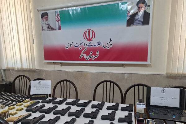 فرمانده انتظامی شهرستان اسکو از کشف ۲۱ قبضه کلت جنگی، ۹۰۴ عدد فشنگ جنگی (کلت و کلاشینکف) و حدود نیم کیلوگرم مواد مخدر از نوع تریاک در بازرسی از یک منزل مسکونی خبر داد