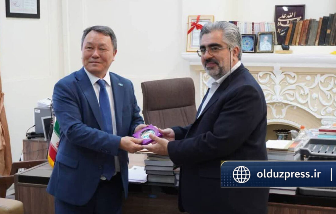 اهدای نشان یادبودآستانه به مدیر اسنادملی