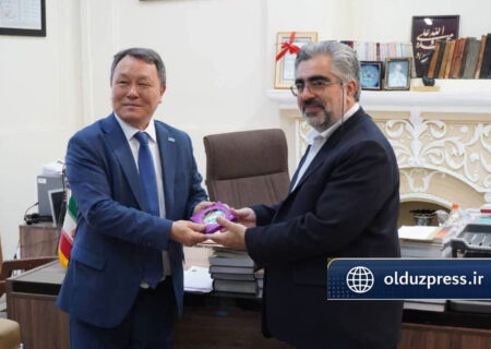 اهدای نشان یادبودآستانه به مدیر اسنادملی