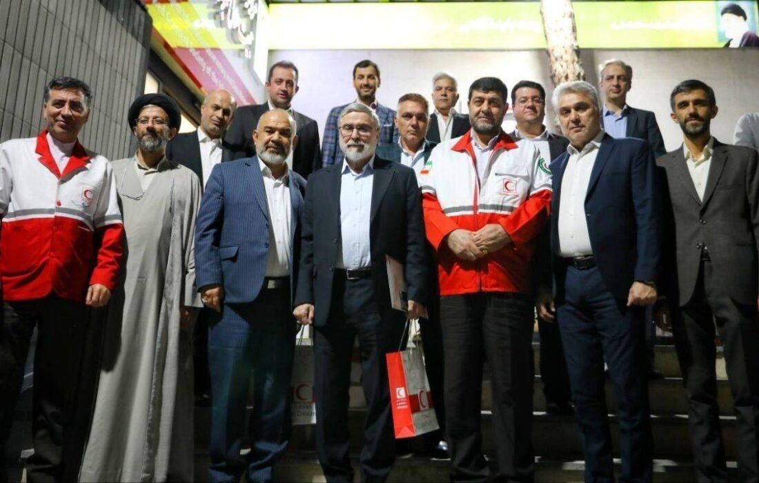 دیدار خیرین با رئیس جمعیت هلال‌احمر  از روایت جنگ تا تجلیل از همراهی سنگرداران بی‌ادعای حماسه رمضان  رئیس جمعیت هلال‌احمر در دیدار با جمعی از خیرین، آنان را سنگرداران بی‌ادعای حماسه رمضان خواند